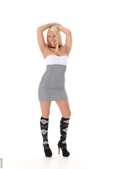 Taylor Shay – Thick Blonde MILF in Socks and Heels Spreads Wide