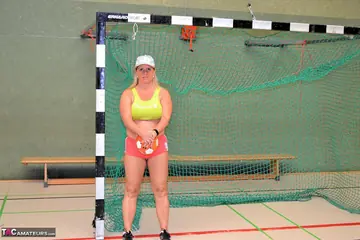 Nudechrissy – Busty Blonde MILF Strips Nude in the Gym
