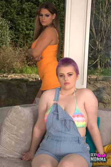 Curvy MILF Facesits Partner and Fingers Her Pussy