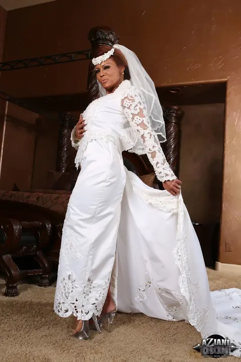 Dd Diamonds: Mature Ebony Bride Masturbates with a Dildo – photo 5 of 21