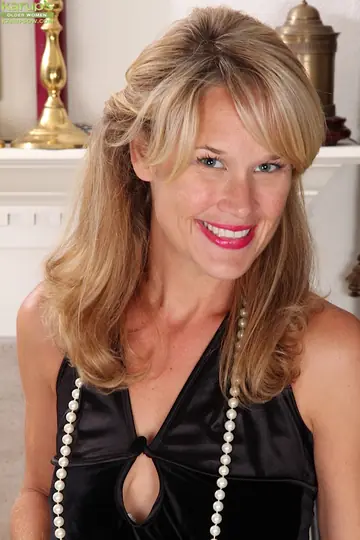 Katherine Jackson – Blonde MILF Spreads Her Hairy Pussy Wide