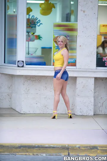 Sophie Dee – British Blonde PAWG in Shorts Spreads Her Big Ass