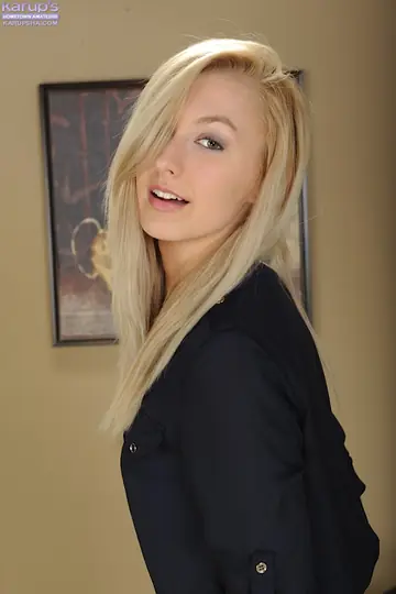 Alexa Grace – Tall Blonde Releases Her Small Breasts and Spreads Her Pussy