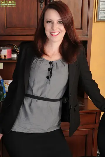 Violet Rose – Thick Redhead MILF Fucks in Lingerie and Heels at the Office