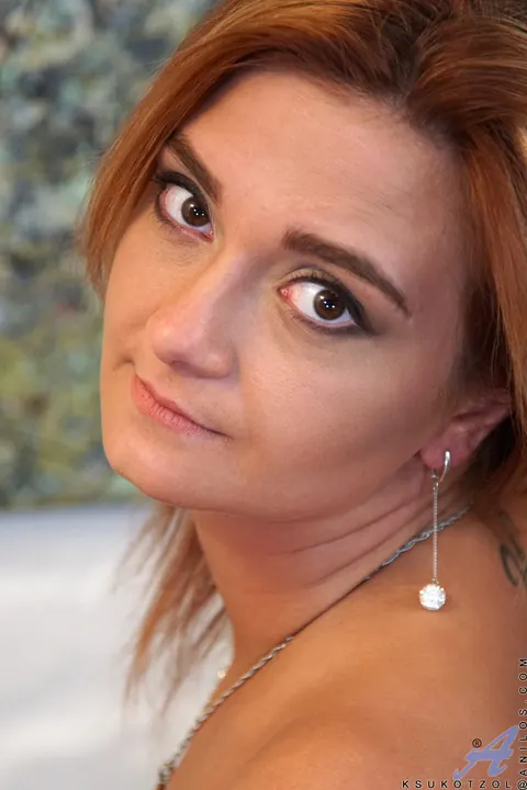 Ksukotzol: Busty Russian MILF Shows Her Shaved Pussy – photo 14 of 21