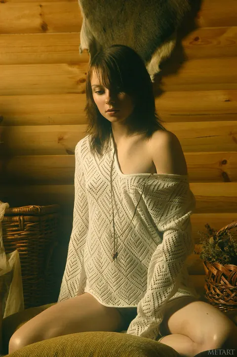 Hairy Babe Poses Nude and Shows Her Body – photo 10 of 21