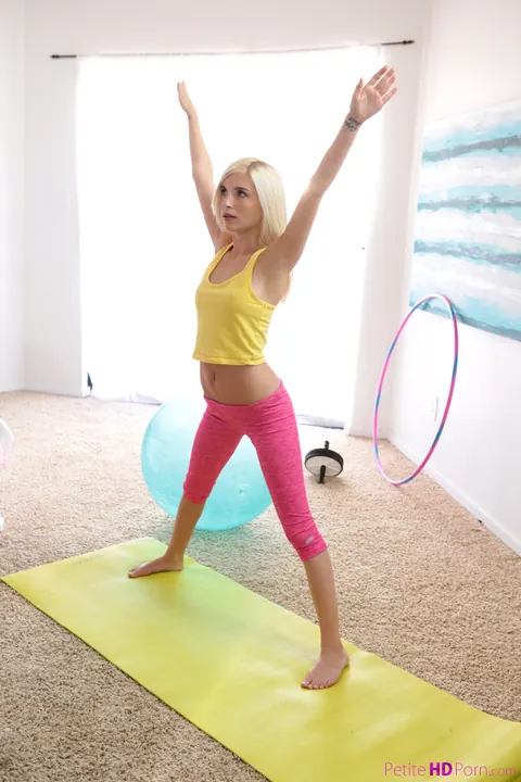 Piper Perri: Slim Blonde in Yoga Pants Takes a Big Cock Doggy Style – photo 2 of 16