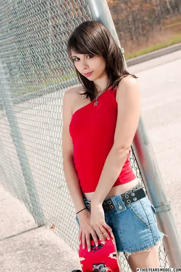 Ariel Rebel – MILF Strips Out of Her Skirt and Spreads at a Skate Park