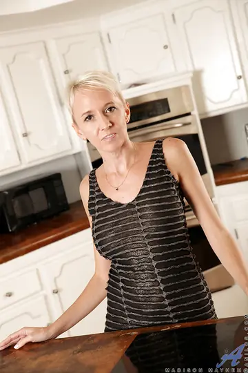 Madison Mayhem – Short-Haired Blonde MILF Strips Off Her Skirt and Spreads Wide