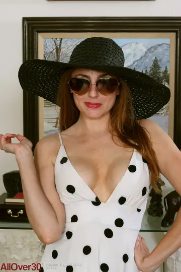 Veronica Shaw – Thick Redhead MILF Strips Out of Her Dress and Spreads