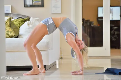 Addison Belgium: Blonde in Shorts and Heels Shows Yoga Flexibility – photo 15 of 15