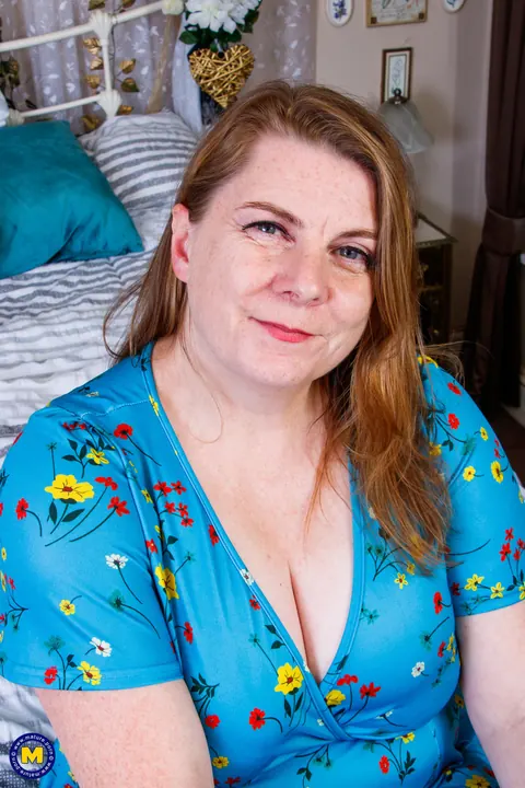 Darcy Rosa: British Redhead MILF Flashes and Strips on the Bed – photo 18 of 20