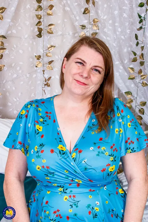 Darcy Rosa: British Redhead MILF Flashes and Strips on the Bed – photo 6 of 20