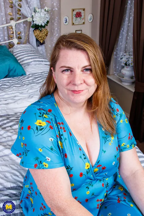 Darcy Rosa: British Redhead MILF Flashes and Strips on the Bed – photo 16 of 20