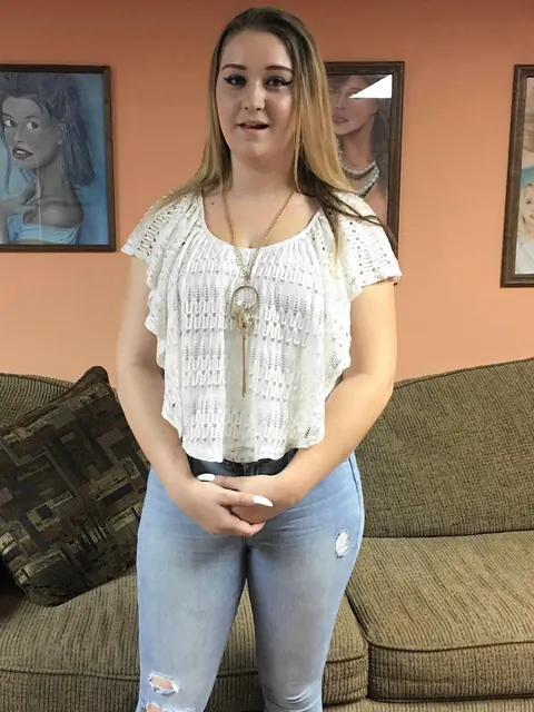 Dymond Rose: Tall Blonde BBW in Jeans Gives a Blowjob – photo 4 of 20