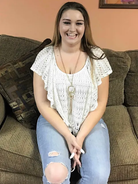 Dymond Rose: Tall Blonde BBW in Jeans Gives a Blowjob – photo 3 of 20