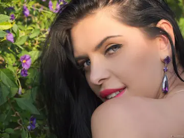Kira Queen – Russian MILF Strips Out of Her Panties in the Garden