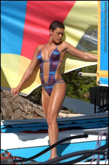 Thick Short-Haired Babe Strips Out of Her Bikini on the Beach
