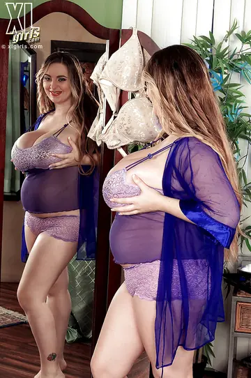 April McKenzie – Pregnant Curvy Blonde Rubs and Spreads Her Shaved Pussy
