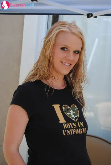 Hydii May – Pregnant Blonde Fingers Her Shaved Pussy in the Bedroom