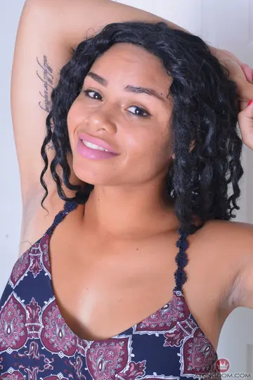Millie Stone – Ebony Woman Spreads Her Pussy and Shows Her Ass