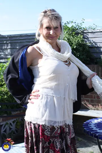 Curvy Mature British Woman Spreads Outdoors
