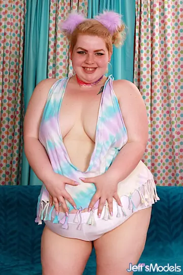 Velma Voodoo – Blonde BBW Pulls Panties Aside and Spreads Her Shaved Pussy