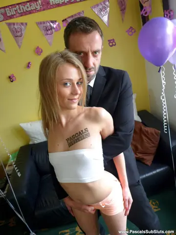 Carmel Anderson – Skinny British Blonde Spreads Wide in Her Shorts