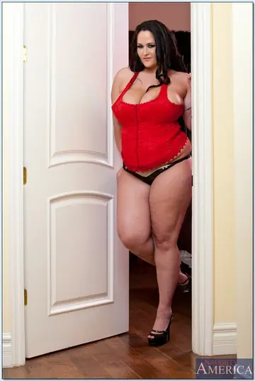 Carmella Bing – Tall BBW in a Corset Shows Her Big Tits and Tattoo