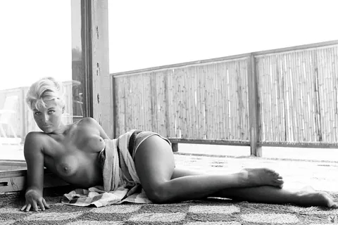 Donna Lynn: Mature Blonde Undresses Outdoors and Poses Nude – photo 15 of 16