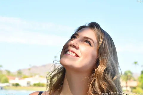Tall Amateur Undresses and Flashes in the Park – photo 14 of 21