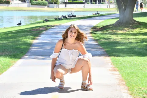Tall Amateur Undresses and Flashes in the Park – photo 16 of 21