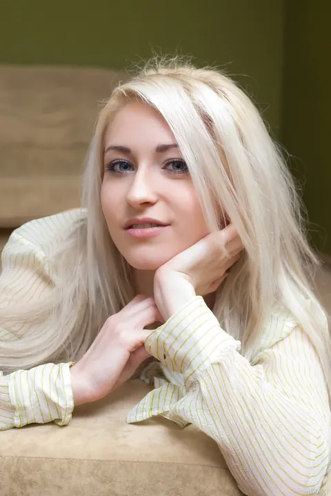 Janelle B: Blonde Beauty Spreads Her Hairy Pussy – photo 2 of 20