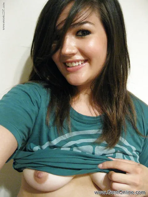 Busty Brunette Spreads Her Legs for a Mirror Selfie – photo 6 of 16