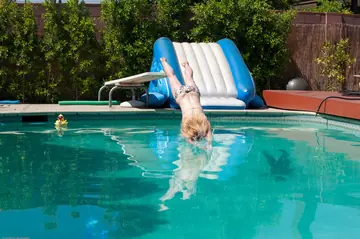 Cody Hunter – Mature Blonde Sheds Her Bikini After Pool Dip