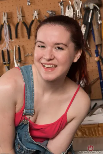 Annabelle Lee – Pale Redhead Pulls Aside Her Jeans to Spread Her Hairy Pussy