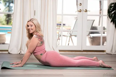 Kali Rose: Busty Latina Lesbians in Yoga Pants Have Gym Threesome – photo 4 of 15