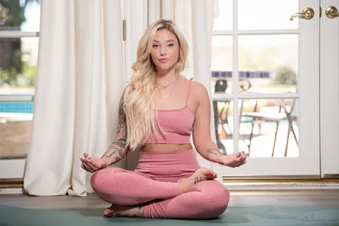 Kali Rose: Busty Latina Lesbians in Yoga Pants Have Gym Threesome – photo 3 of 15