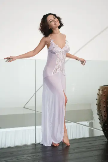 Pammie Lee – Tall Brunette Spreads Her Shaved Pussy in a Dress