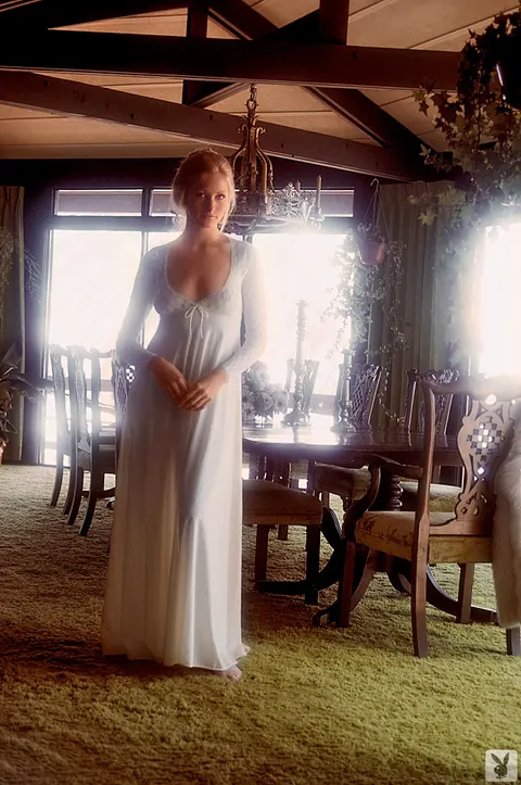 Ann Pennington & Bebe Buell: Tall Short-Haired MILF Poses Nude Outdoors – photo 14 of 16