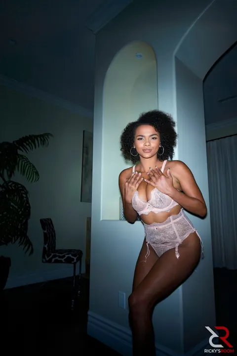 Alina Ali: Busty Ebony Babe Pulls Lingerie Aside and Spreads – photo 5 of 20