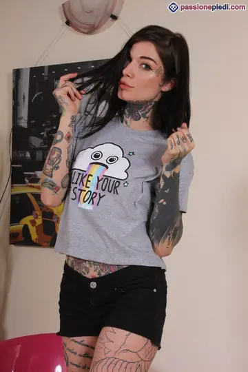 Sarah Ceccarelli – Tattooed European Brunette Wiggles Her Feet in Shorts