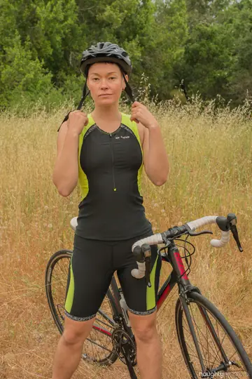 Jiz Lee – Petite Hairy MILF Strips Naked Outdoors in Nature
