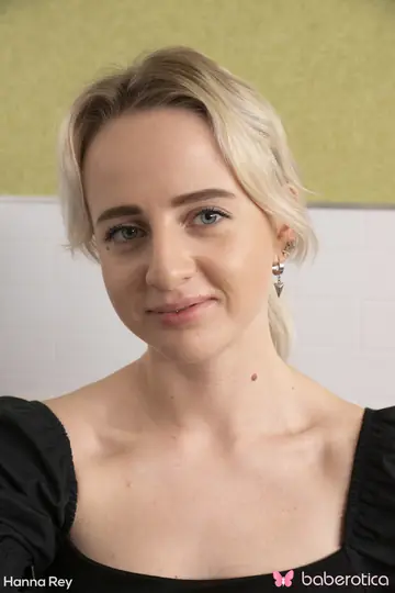 Hanna Rey – PAWG Blonde Masturbates and Spreads Wide in the Kitchen