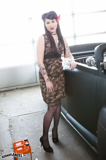 Zarrah Angel – Tall Tattooed Brunette Spreads Her Pussy in a Vintage Car