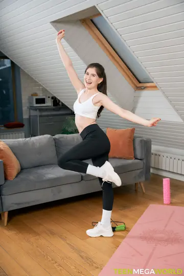 Brunette in Yoga Pants Sucks Cock and Takes a Facial