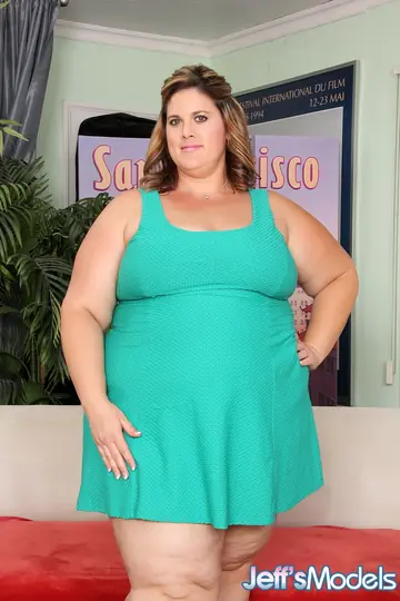 Erin Green – Curvy Redhead with Big Tits Sucks Cock and Gets Fucked
