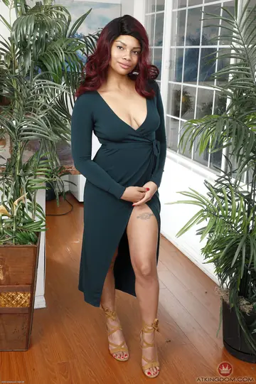 Rojo Montana – Thick Latina Redhead Spreads Her Shaved Pussy in a Skirt