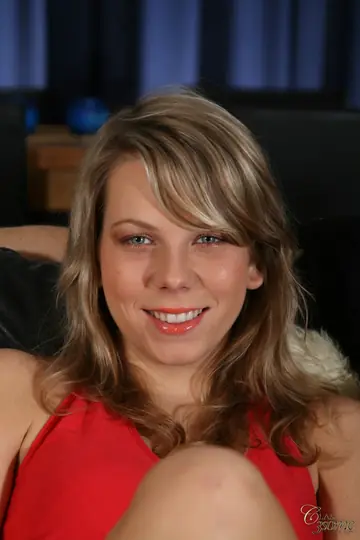 Katerina Szitkova – Skinny Blonde with Short Hair Gives a Blowjob in a Christmas Threesome
