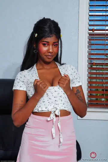 Daizy Cooper – Thick Ebony Woman Spreads Her Hairy Pussy and Shows Her Big Ass